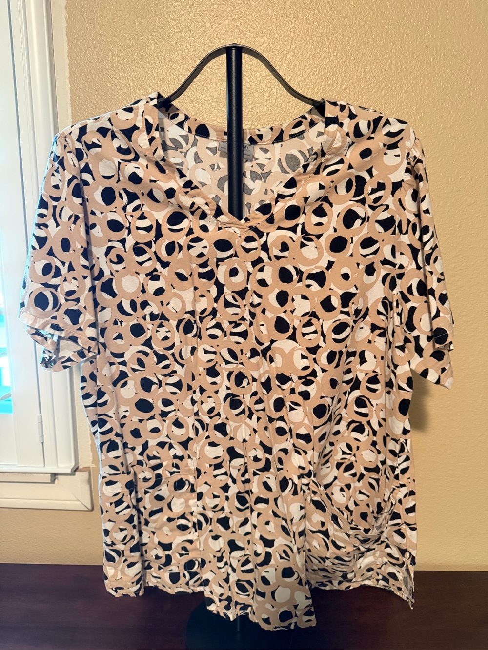 Grey's Anatomy Short Sleeve V-Neck Top in Beige Black White Circle Print